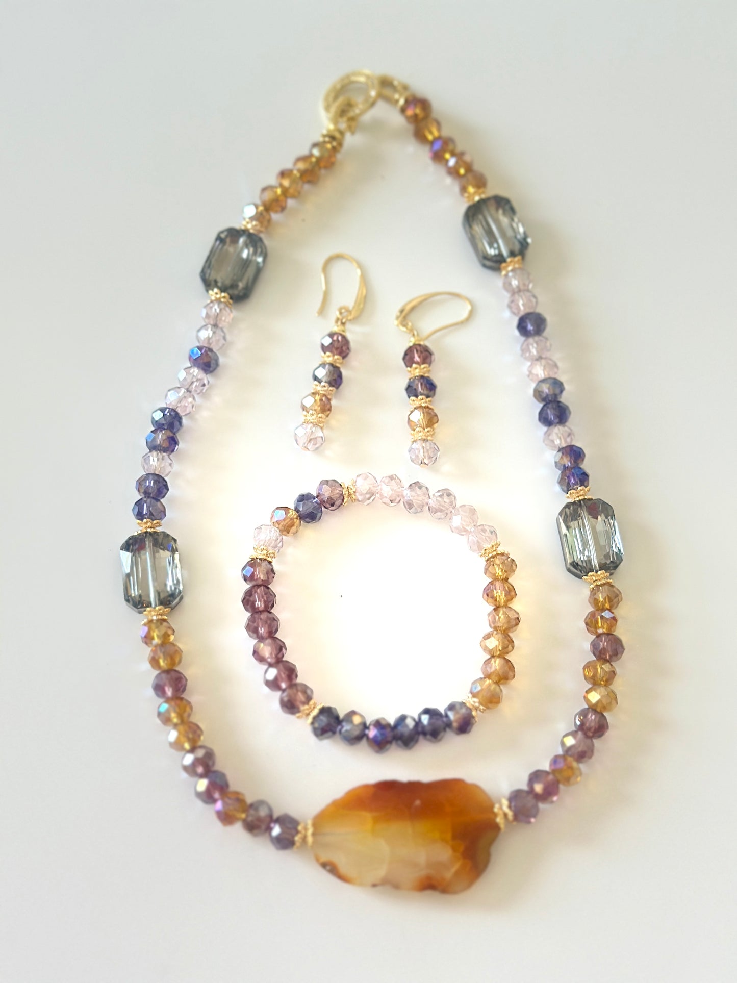 Golden Twilight Jewelry Set – 18k Gold-Plated Necklace, Bracelet & Earrings with Agate and Crystal Beads (3-Piece Set)